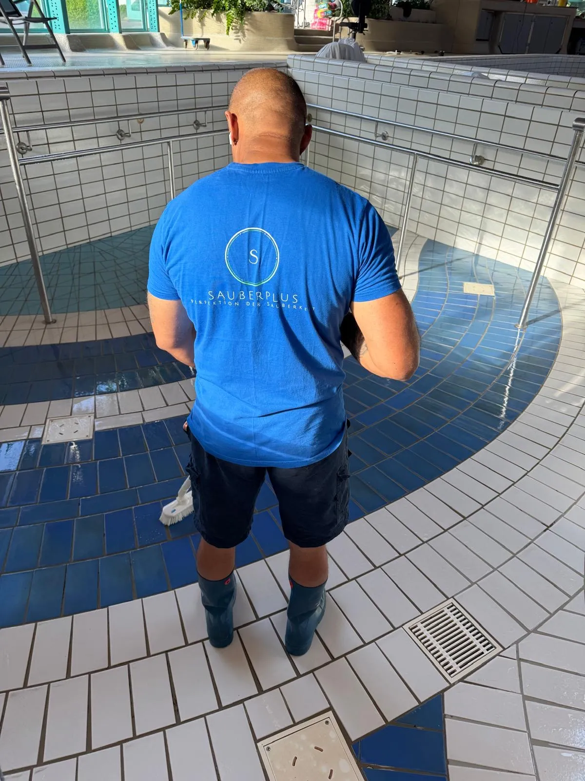 Mitarbeiter von sauberplus GD bei der Bodenreinigung in einem Schwimmbecken